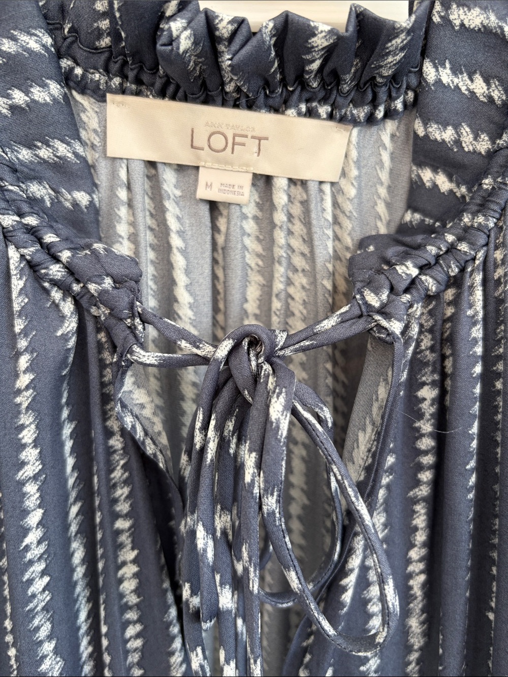 Loft Women’s Sz Med Sleeveless Top Ruffle Neck Gray White Lightweight - Picture 3 of 13